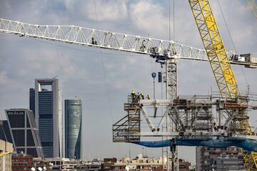 Así avanzan las obras remodelación y modernización del Santiago Bernabéu. Ni las lluvias de elevada intensidad caídas en la capital ni los efectos de la DANA climatológica que están afectando a toda España han frenado el ritmo de las obras cuya finalización está prevista para principio del mes de octubre de 2022, aunque es factible que la finalización de la reforma finalice unos meses antes de lo previsto.