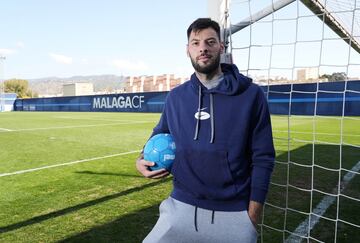 Roko Baturina con el balon debajo del brazo.