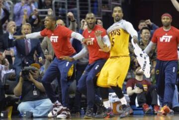 LeBron James desde el banquillo celebra una canasta.