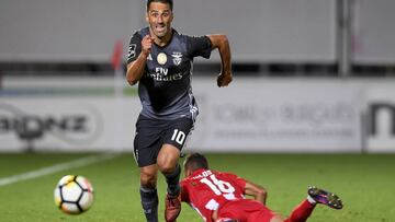 Jonas (Benfica) se lleva el balón para iniciar la jugada del 1-3 tras derribar al jugador del Aves Nildo.