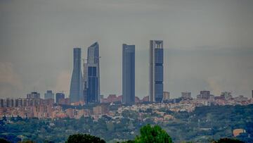 Panorámica de Madrid tomada desde la Casa de Campo, en las cercanías de Pozuelo de Alarcón (Comunidad de Madrid / España) a 18 de abril de 2020. La contaminación por dióxido de nitrógeno (NO2), el contaminante más importante de la capital, ha descendido un 64,6% en la última semana sobre el promedio de 2010 a 2019 y alcanza los niveles más bajos de la última década, según datos facilitados a Europa Press por el Área de Medio Ambiente y Movilidad del Ayuntamiento.
18 ABRIL 2020;CONTAMINACION;MADRID;SKYLINE;COVID-19
Ricardo Rubio / Europa Press
18/04/2020