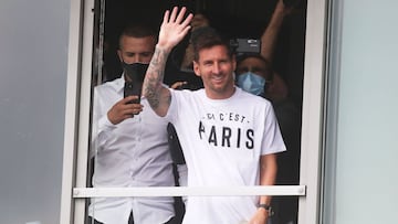 -FOTODELDÍA- EA2508. PARIS (FRANCE), 10/08/2021.- El futbolista argentino Leo Messi saluda a los seguidores del PSG a su llegada al Aeropuerto de París-Le Bourget, este martes en París (Francia). Messi aterrizó este martes en P