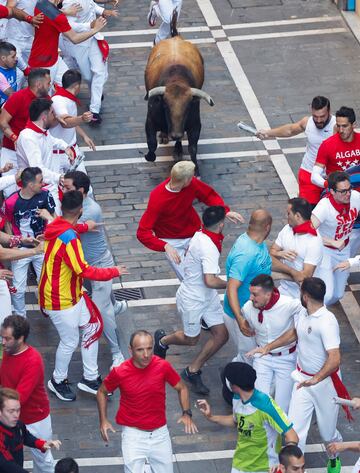 Imágenes del quinto encierro de los Sanfermines 2022 con la ganadería de Cebada Gago. La carrera ha sido complicada y ha dejado varios heridos y caídas.