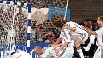 <b>EUFÓRICOS. </b>Los jugadores españoles celebraron a lo grande con Luis Amado la victoria en los penaltis.