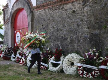 Coronas de flores en el exterior de la plaza de toros de Orduña.