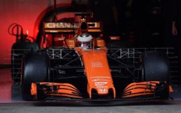 El piloto belga de Mclaren Stoffel Vandoorme saliendo del garaje de su equipo.