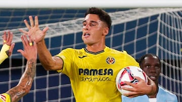 VILLARREAL (CASTELLÓN), 26/08/2024.- El defensa del Villarreal Sergi Cardona (d) celebra con Kiko Femenía tras marcar ante el Celta, durante el partido de Liga en Primera División que Villarreal CF y Celta de Vigo disputan este lunes en el estadio de La Cerámica. EFE/Manuel Bruque