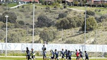 <b>DESAGRADABLE RECIBIMIENTO</b>. Los jugadores tuvieron que realizar la primera parte del entrenamiento con una insultante pancarta de fondo.