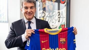 Joan Laporta, con la camiseta del Cl&aacute;sico.