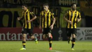Varios jugadores de Peñarol celebran un gol ante el Sporting Cristal.