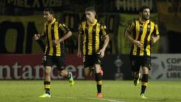 Varios jugadores de Pe&ntilde;arol celebran un gol ante el Sporting Cristal.