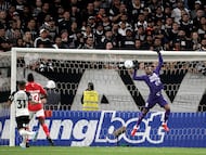 AMDEP3654. SAO PAULO (BRASIL), 15/04/2026.- Andrés Mosquera (d) de Santa Fe controla el balón este miércoles, en un partido de la fase de grupos de la Copa Libertadores entre Corinthians e Independiente Santa Fe en el estadio Neo Química Arena en Sao Paulo (Brasil). EFE/ Sebastiao Moreira