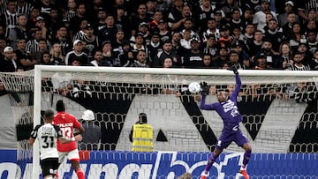 AMDEP3654. SAO PAULO (BRASIL), 15/04/2026.- Andrés Mosquera (d) de Santa Fe controla el balón este miércoles, en un partido de la fase de grupos de la Copa Libertadores entre Corinthians e Independiente Santa Fe en el estadio Neo Química Arena en Sao Paulo (Brasil). EFE/ Sebastiao Moreira