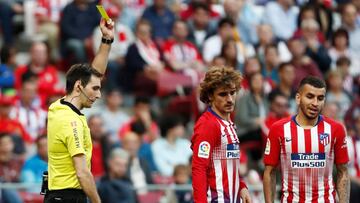 Griezmann ve la tarjeta amarilla.