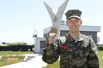 La estrella del conjunto inglés Son Heung-min se encuentra desde el 20 de abril realizando la formación militar en el cuerpo de los marines de su país (Corea del Sur).
