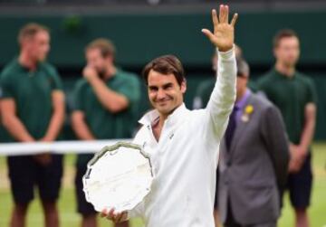 Roger Federer ofrece a los espectadores su segunda plaza en el Campeonato de Wimbledon.