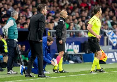 Uno de los asistentes de Martínez Munuera se retira por problemas físicos. El cuarto árbitro reemplaza al lesionado juez de línea e intercambian roles.