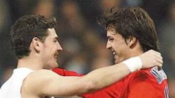 <b>AMIGOS PARA SIEMPRE</B>. Casillas y Morientes se abrazan felices tras el Madrid-Mónaco del miércoles.