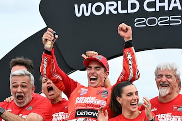 Celebración del piloto español de Ducati Lenovo, Marc Márquez, tras proclamarse campeón de MotoGP en el Gran Premio de Japón.