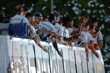 Los jugadores del Real Madrid en el autob¨²s descapotable camino a la Plaza de Cibeles.