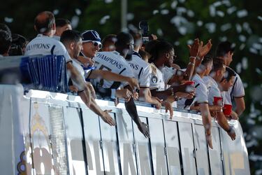 Los jugadores del Real Madrid en el autobús descapotable camino a la Plaza de Cibeles.