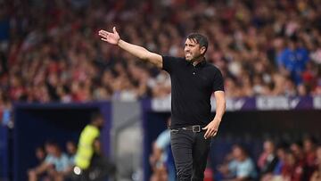 El argentino Eduardo Coudet, entrenador del Celta, realiza una indicación durante el partido contra el Atlético de Madrid en el Metropolitano.