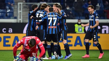 Atalanta&#039;s Dutch defender Teun Koopmeiners (C) celebrates with teammates after scoring his team&#039;s third goal during the Italian Serie A football match between Atalanta and Sampdoria at the Azzuri d&#039;Italia Stadium in Bergamo on February 28, 