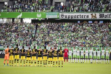 Minuto de silencio en la Bundesliga antes del partido entre el VfL Wolfsburg y el BVB Borussia Dortmund en Wolfsburgo.