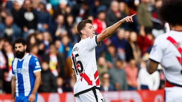 MADRID, 26/10/2024.- El centrocampista del Rayo Vallecano Gumbau celebra tras anotar un gol este sábado, durante el partido de la jornada 11de LaLiga EA Sports, entre el Rayo Vallecano y el Alavés, en el Estadio de Vallecas, en Madrid. EFE/ Rodrigo Jiménez