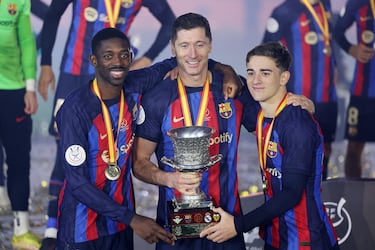 Dembelé, Lewandowski y Gavi  posan orgullosos con el trofeo.