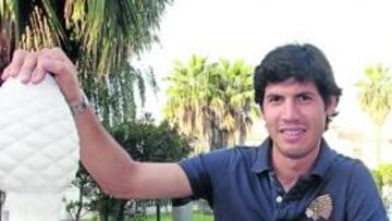 <b>EL TORERO REGRESA A RIAZOR.</b> El ex deportivista Albert Luque posa para AS junto al jardín de su casa.