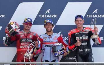 Enea Bastianini, Jack Miller y Aleix Espargaró en el podio del Gran Premio de Francia .