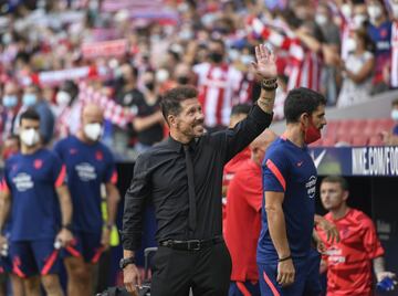 Simeone saluda a la afición. 