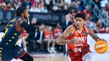 MANRESA (BARCELONA), 25/01/2026.- El escolta estadounidense del Baxi Manresa Eli Brooks (d) es defendido por el base guineano del Morabanc Andorra Shannon Evans (i) durante el encuentro de la jornada 17 de la Liga Endesa entre el Baxi Manresa y el MoraBanc Andorra, disputado este domingo en el Pabellón Nou Congost de Manresa. EFE/Siu Wu