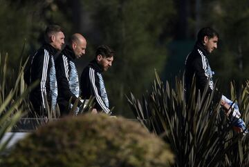 Por primera vez, Franco Armani entrenó con la Selección Argentina en Ezeiza al lado de Willy Caballero y Nahuel Guzmán. Sueño cumplido para el portero de River que en 6 meses se ganó su cupo a Rusia y podría ser titular del equipo de Sampaoli.