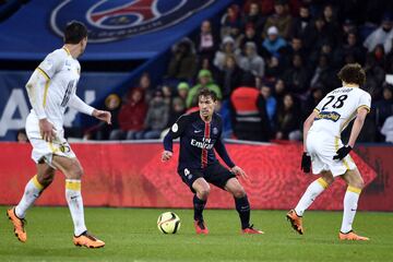 El centrocampista Benjamin Stambouli solamente estuvo una temporada en el PSG en la que fue titular. Estuvo en el Tottenham durante la temporada 2014-2015, afrontado un total de 24 partidos en el conjunto londinense. Consiguió ser en 12 titular en la Premier League, marcando un gol en la UEFA Europa League ante el Partizán de Belgrado. Sin embargo, pasó desapercibido en el club parisino y no logró brillar como se esperaba. Aun así, el PSG sacó con su venta al Schalke 04 un total de ocho millones y medio de euros.