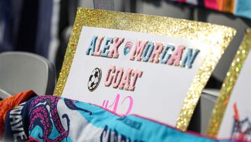 SAN DIEGO, CALIFORNIA - SEPTEMBER 08: A fan sign for Alex Morgan #13 of San Diego Wave FC rests in the stands before the game against North Carolina Courage at Snapdragon Stadium on September 08, 2024 in San Diego, California. Meg Oliphant/Getty Images/AFP (Photo by Meg Oliphant / GETTY IMAGES NORTH AMERICA / Getty Images via AFP)