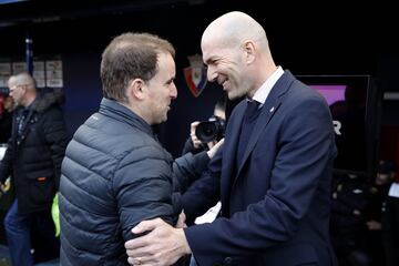 El entrenador del Osasuna, Arrasate, y el entrenador del Real Madrid, Zidane, se saludan antes del inicio del encuentro. 