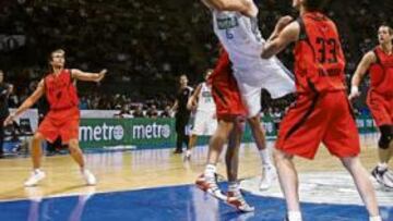 <b>ALEROS PROTAGONISTAS. </b>Álex Mumbrú volvió a ser de los destacados en el Madrid y Marko Tomas brilló en su regreso a Vistalegre.