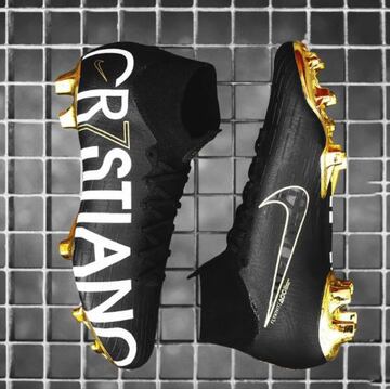 El delantero portugués de la Juventus de Turín estrenó el pasado viernes en el derbi de Turín sus nuevas botas, las Nike Mercurial Superfly personalizadas. Son de color negro con una suela dorada. Aunque, sin duda, el aspecto más llamativo es la palabra “