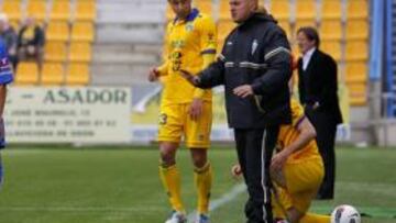 <b>TRABAJADOR. </b>Luis César da instrucciones durante un partido.