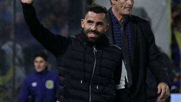 Rosario Central's coach Carlos Tevez, waves to fans after receiving a standing ovation on his return to La Bombonera stadium after a year of retiring as a player, before the Argentine Professional Football League Tournament 2022 match between Boca Juniors and Rosario Central in Buenos Aires, on August 17, 2022. (Photo by ALEJANDRO PAGNI / AFP)