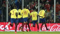 CH60. SANTIAGO (CHILE), 05/10/2017.- Los jugadores ecuatorianos gol ante Chile hoy, jueves 05 de octubre de 2017, durante el partido por las eliminatorias de la Conmebol al Mundial de Rusia 2018, disputado entre Chile y Ecuador en el estadio Monumental de