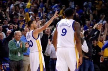 Stephen Curry después de su triple desde el centro del campo.