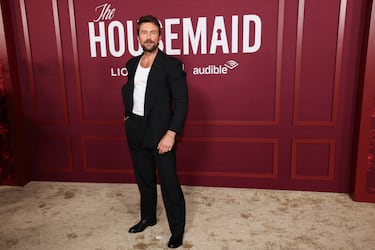 Brandon Sklenar posa en la alfombra roja de la premier de 'The Housemaid' celebrada en el Grauman's Chinese Theatre de Hollywood.