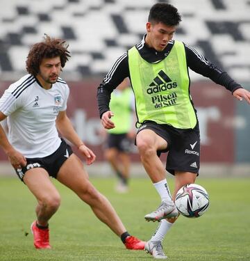 Alvarado siendo marcado por Maximiliano Falcón en una práctica de Colo Colo.