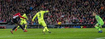 Ter Stegen realizó una gran parada tras un tiro de Iñaki Williams.