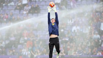 El portero alemán del Barcelona, Marc-André Ter Stegen, calienta antes del partido de la liga española entre el Real Valladolid FC y el FC Barcelona en el estadio José Zorrilla.