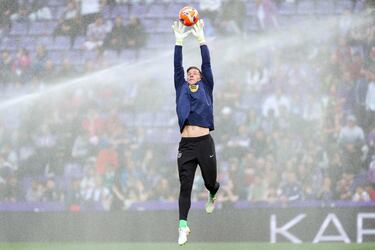 El portero alemán del Barcelona, Marc-André Ter Stegen, calienta antes del partido de la liga española entre el Real Valladolid FC y el FC Barcelona en el estadio José Zorrilla.