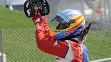 Alonso, en una de sus victorias con Ferrari señala el escudo del Cavallino.